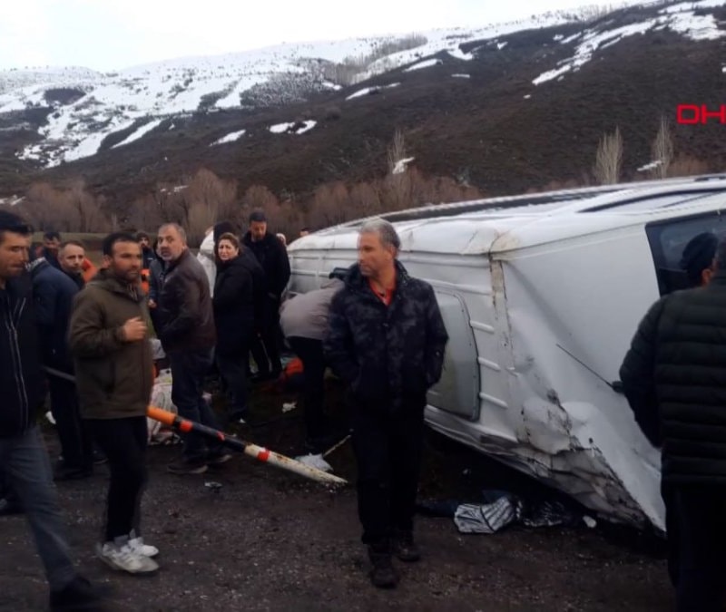 Van’da minibüs takla attı: 13 yaralı