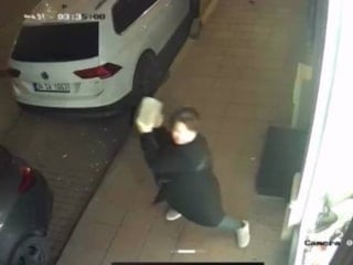 İstanbul'da bir kadın iş yerinin camlarını kaldırım taşıyla tuz buz etti