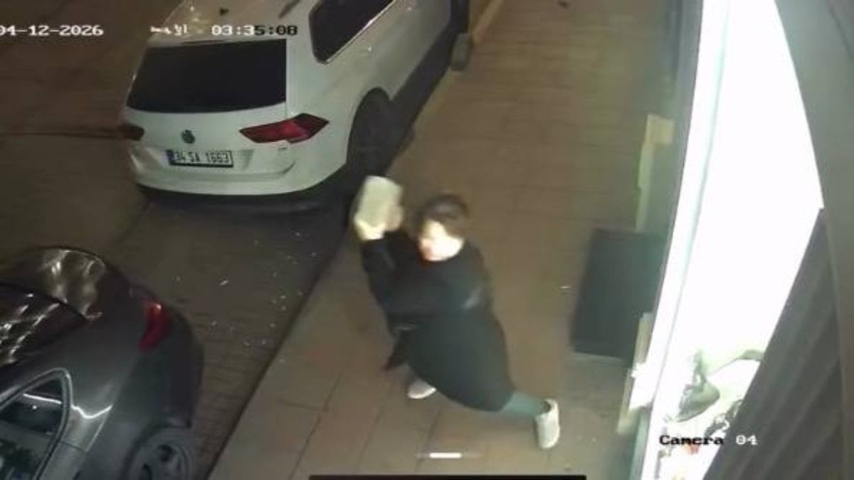 İstanbul'da bir kadın iş yerinin camlarını kaldırım taşıyla tuz buz etti