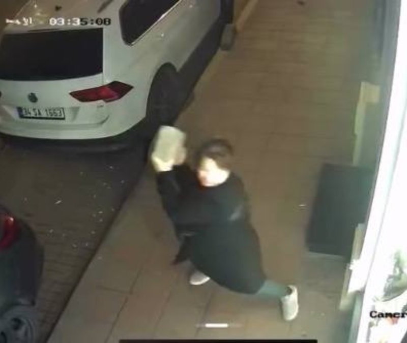 İstanbul'da bir kadın iş yerinin camlarını kaldırım taşıyla tuz buz etti