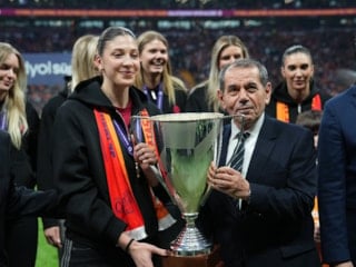 CEV Kupası şampiyonu Galatasaray Kadın Voleybol Takımı stadyumda