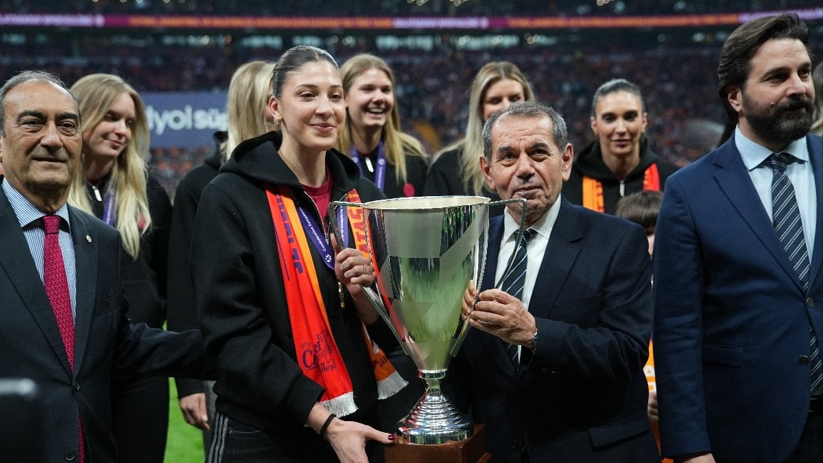 CEV Kupası şampiyonu Galatasaray Kadın Voleybol Takımı stadyumda