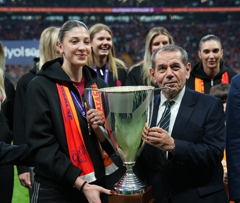 CEV Kupası şampiyonu Galatasaray Kadın Voleybol Takımı stadyumda
