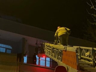 Bursa'da evde mahsur kalan 72 yaşındaki kadını itfaiye kurtardı