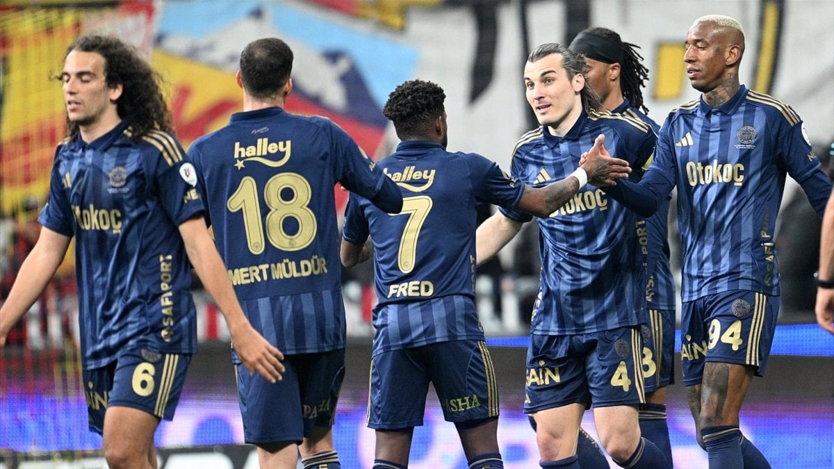 Fenerbahçe'den Galatasaray'ın puan kaybı sonrası paylaşım!