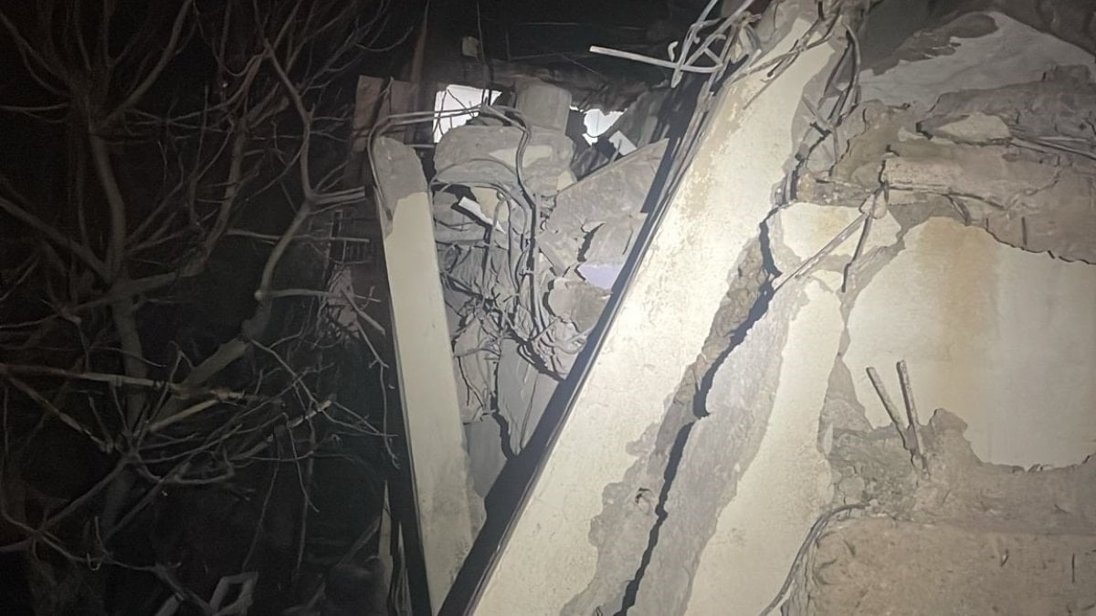 Siirt’te metruk bina çöktü