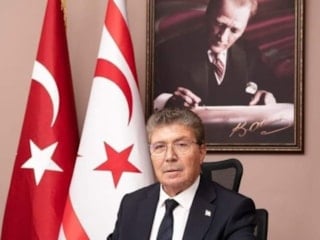 KKTC Başbakanı Üstel, Türkiye ve KKTC bayraklarının yakılmasını kınadı