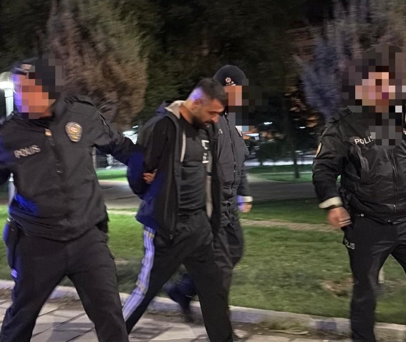 Kayseri'de polisten kaçtı, yola fırlattığı kağıttan uyuşturucu çıktı