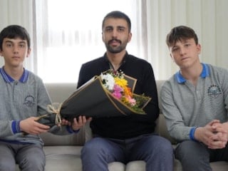 Bayburtlu kahraman komisere öğrencilerden anlamlı ziyaret