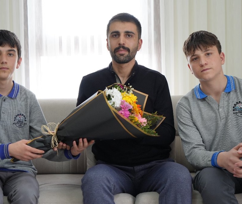 Bayburtlu kahraman komisere öğrencilerden anlamlı ziyaret