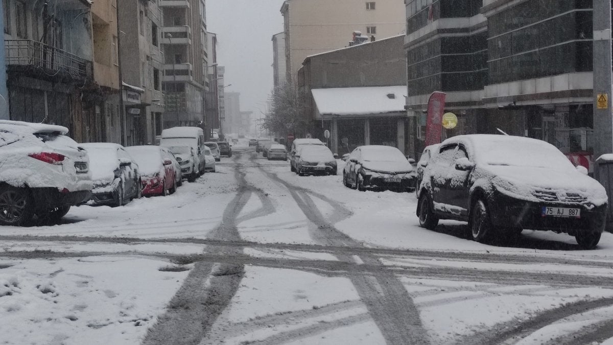 Ardahan'a kış geri geldi