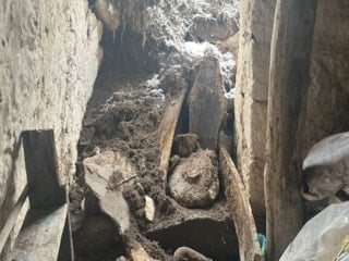 Ardahan’da kar felaketi: Ev ve ahır çöktü