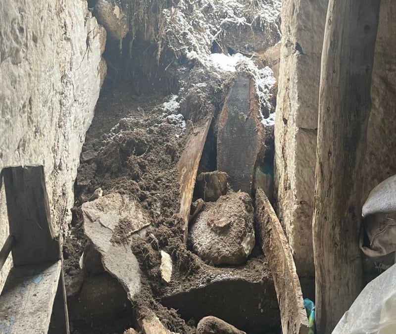 Ardahan’da kar felaketi: Ev ve ahır çöktü