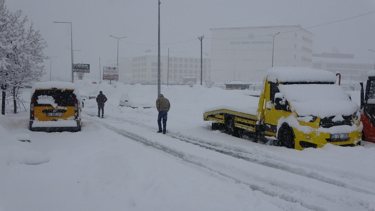 Bitlis'te köy yolları ulaşıma kapandı