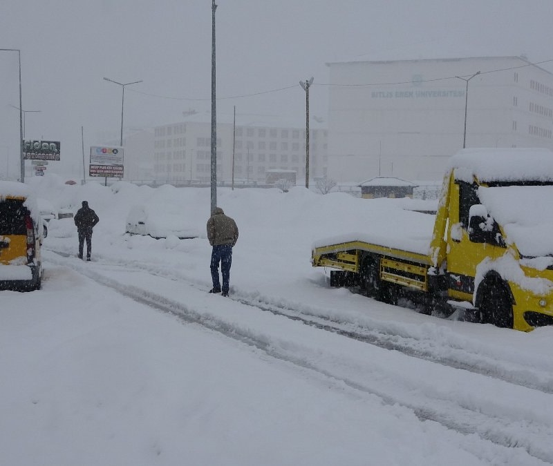 Bitlis'te köy yolları ulaşıma kapandı
