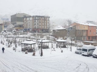 Van güne karla başladı, 93 köy yolu kapalı