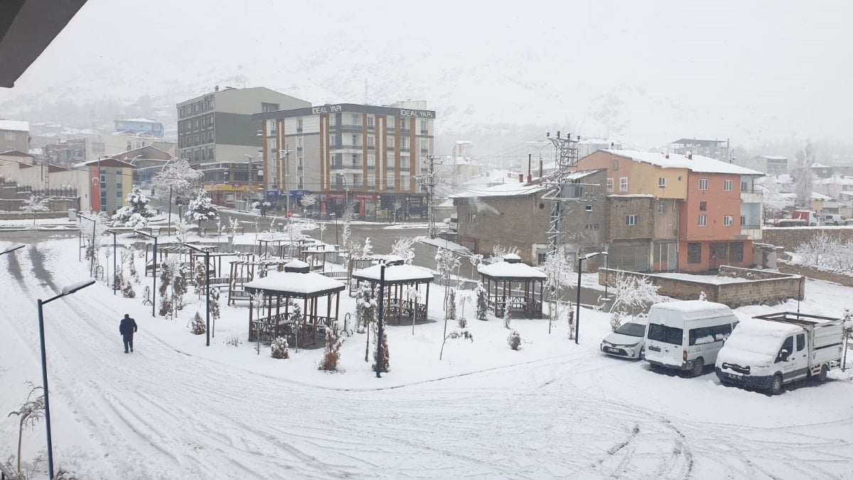 Van güne karla başladı, 93 köy yolu kapalı