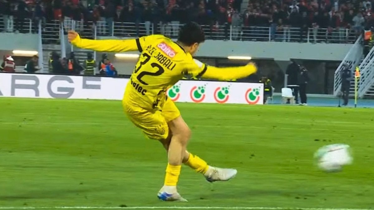 Faslı futbolcu Driss El Jabali, ceza sahası dışından müthiş bir gol attı!