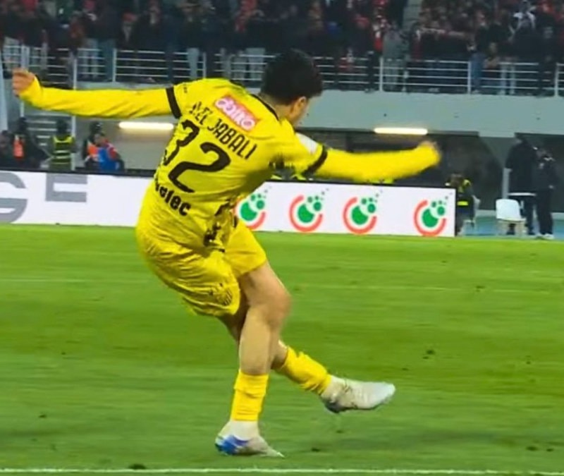 Faslı futbolcu Driss El Jabali, ceza sahası dışından müthiş bir gol attı!