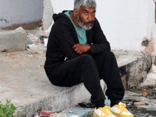 Antalya'da felç geçirdi, sokakta kaldı