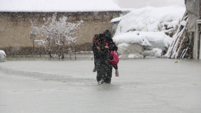 Hakkari'de çocuklarını sırtında okula taşıyor