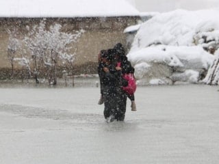 Hakkari'de çocuklarını sırtında okula taşıyor