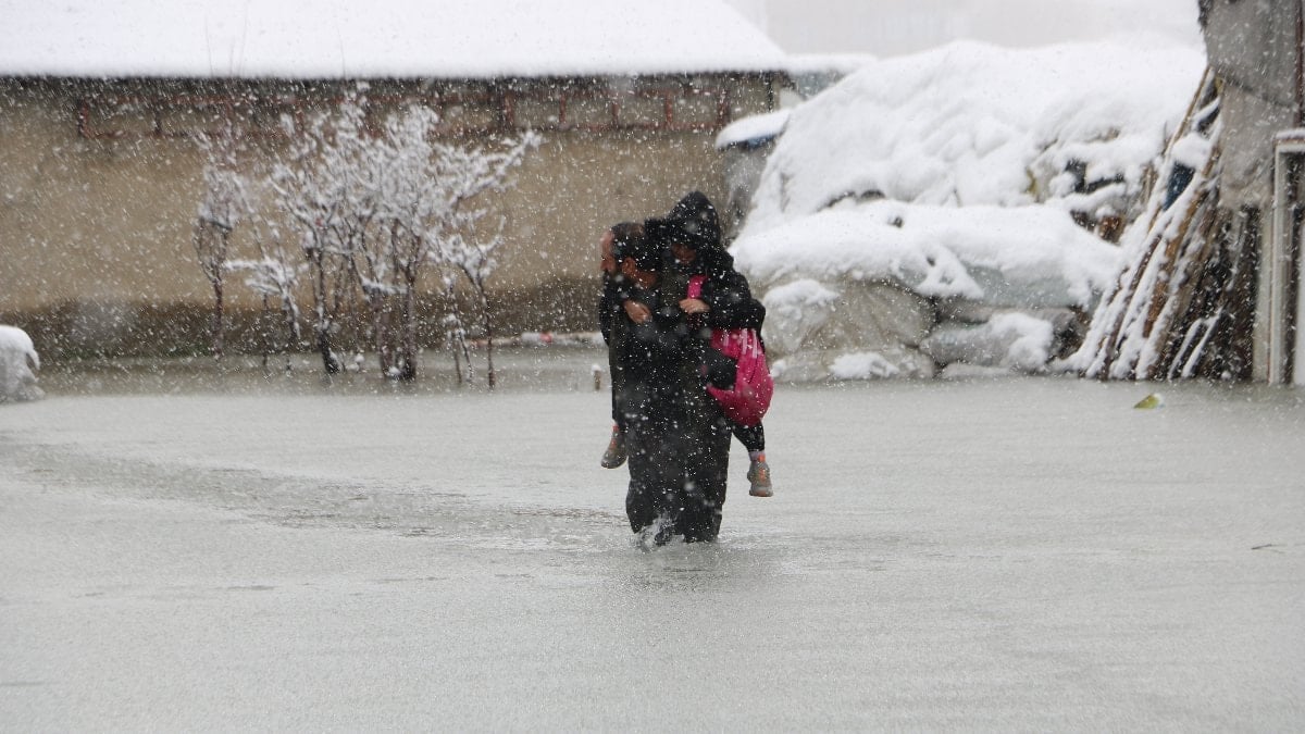 Hakkari'de çocuklarını sırtında okula taşıyor