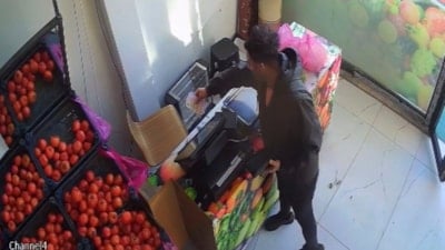 Elazığ’da müşteri, kasada kimse yokken aldığı ürünlerin parasını bıraktı