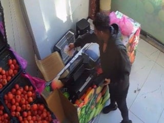 Elazığ’da müşteri, kasada kimse yokken aldığı ürünlerin parasını bıraktı