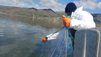 Çorum’da kaçak avcılığa darbe: Baraj gölünde kilometrelerce ağ ele geçirildi