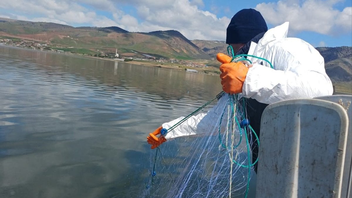 Çorum’da kaçak avcılığa darbe: Baraj gölünde kilometrelerce ağ ele geçirildi