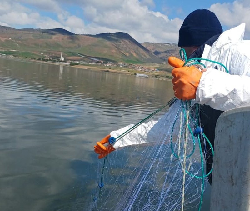 Çorum’da kaçak avcılığa darbe: Baraj gölünde kilometrelerce ağ ele geçirildi