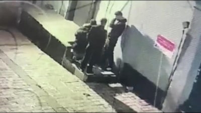 İstanbul'da yardım bahanesiyle yaklaştıkları alkollü şahsın çantasını çaldılar