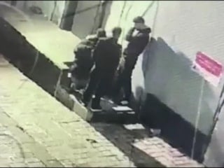 İstanbul'da yardım bahanesiyle yaklaştıkları alkollü şahsın çantasını çaldılar