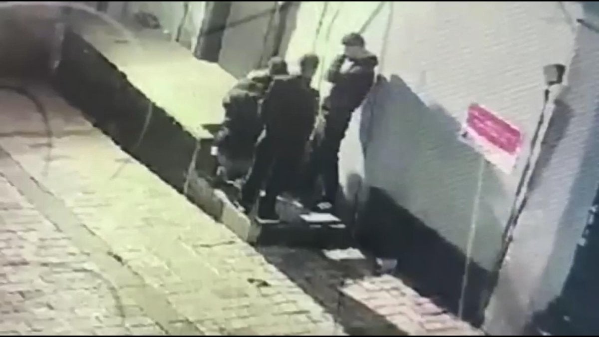 İstanbul'da yardım bahanesiyle yaklaştıkları alkollü şahsın çantasını çaldılar