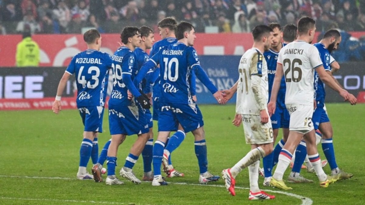 Polonya futbolu ligin bitimine 6 hafta kala kördüğüm