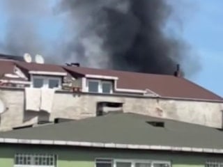 Sultanbeyli’de çatı yangını paniği: Alevler iki binayı sardı