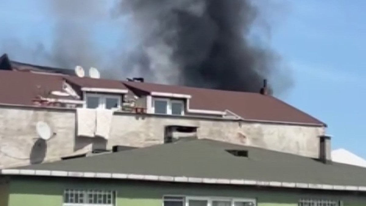 Sultanbeyli’de çatı yangını paniği: Alevler iki binayı sardı