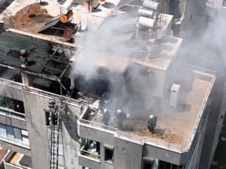 Antalya’da teras yangını paniği: Kuryeler kapı kapı dolaşıp can kurtardı