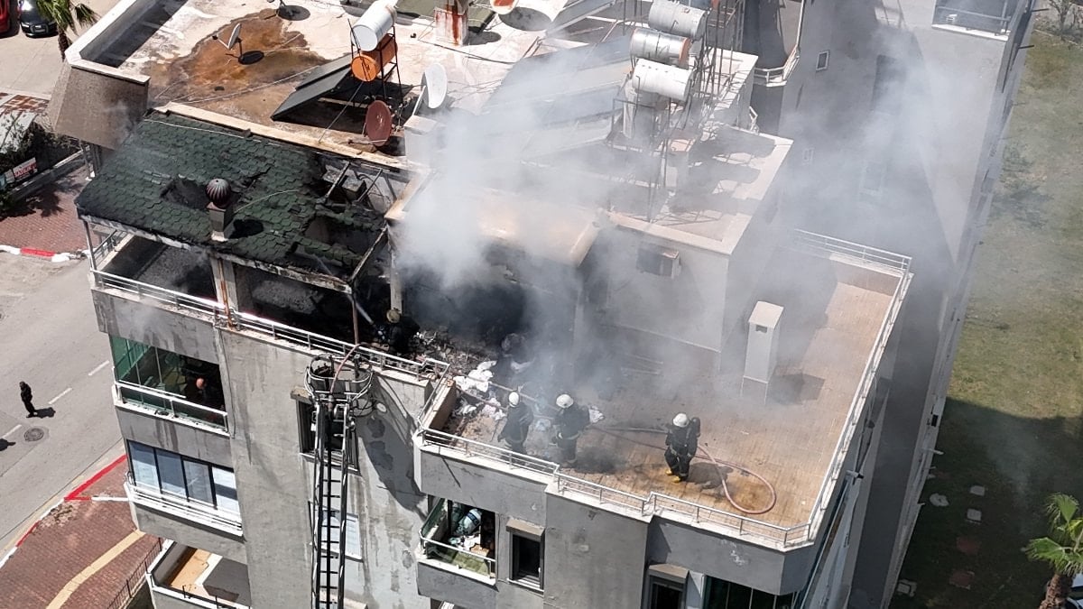 Antalya’da teras yangını paniği: Kuryeler kapı kapı dolaşıp can kurtardı