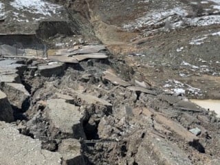 Hakkari’de dev heyelan: Katı atık tesisi çöktü, kara yolunda depremi andıran yarıklar oluştu