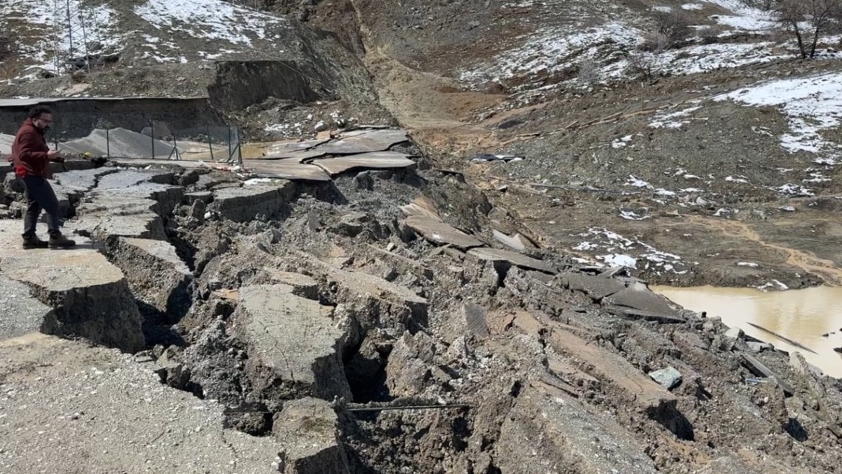 Hakkari’de dev heyelan: Katı atık tesisi çöktü, kara yolunda depremi andıran yarıklar oluştu
