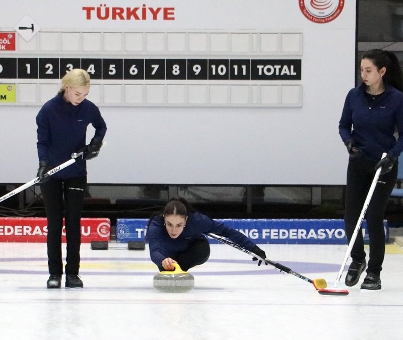 Milli curlingciler, ilki başarmanın mutluluğunu yaşıyor
