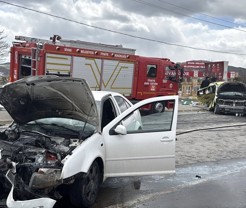 Sivas'ta taksi ile otomobilin çarpıştığı kazada 4'ü futbolcu 6 kişi yaralandı!