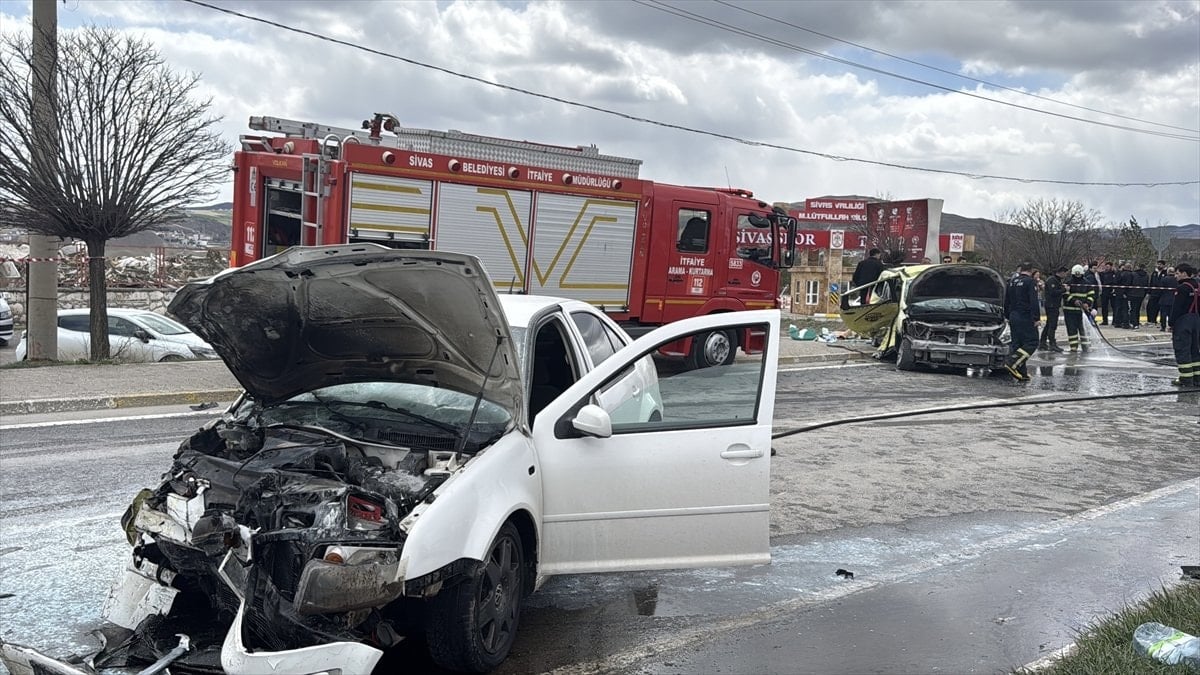 Sivas'ta taksi ile otomobilin çarpıştığı kazada 4'ü futbolcu 6 kişi yaralandı!