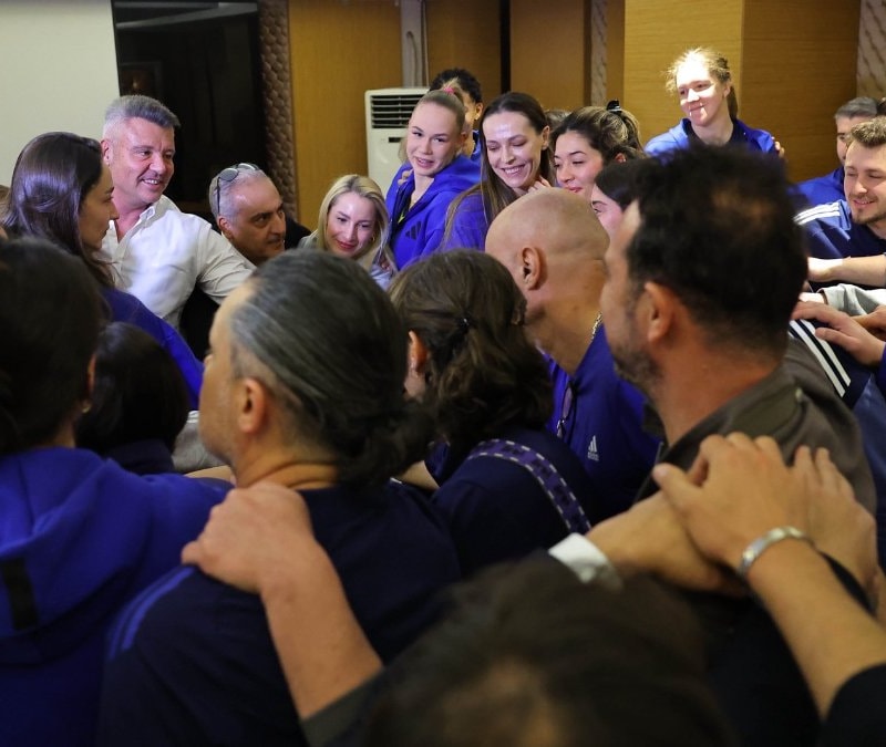 Sadettin Saran, kadın voleybolcularla bir araya geldi