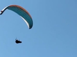 Zonguldak'ta mahallenin üzerinden geçen paraşütçüye çay daveti