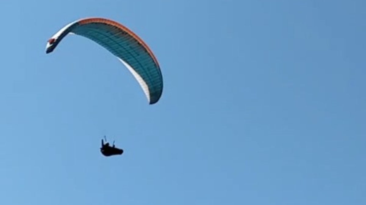 Zonguldak'ta mahallenin üzerinden geçen paraşütçüye çay daveti