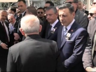 Selamlaşma krizi: Kılıçdaroğlu "görmedim" dedi, Özel "dalgınlık" olarak niteledi