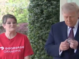 Donald Trump hamburger sipariş etmeye devam ediyor: 100 dolar bahşiş verdi